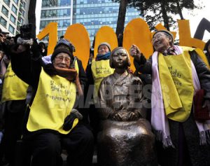 ＜韓国＞元慰安婦、1000回目の集会～「平和の碑」の前で