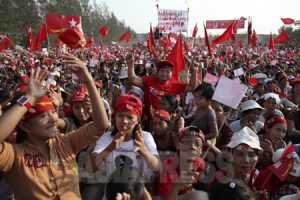 ＜ミャンマー＞アウンサンスーチー女史演説集会、25万人の熱狂的支持