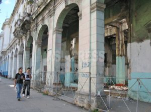 キューバ写真スケッチ3 頭上に注意!(上)