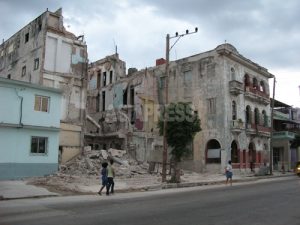 キューバ写真スケッチ4 頭上にも注意! (下)