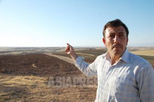 <イラク>シリア難民を助ける国境の村人たち