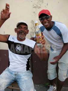 キューバ写真スケッチ13　酒と人と笑いが行き交う