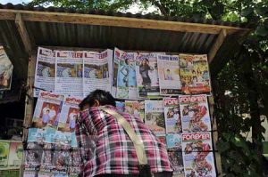 ＜ミャンマー＞街角の新聞にスーチーさんの写真