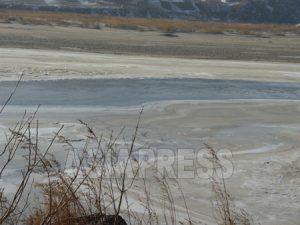 ［写真］凍てつく朝中国境の川・豆満江2