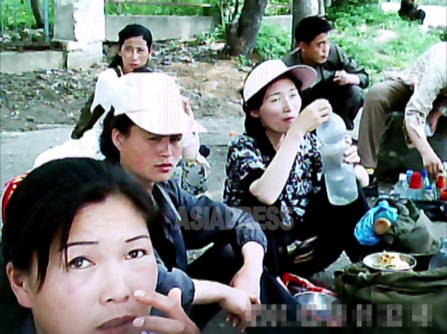 【写真特集】北朝鮮・路地裏の女性たち(1)