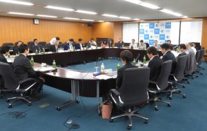 ＜アスベスト問題＞「非公開検討会の報告書を公表せよ」　委員が要望も環境省は拒否　4年ぶり公開の小委員会で