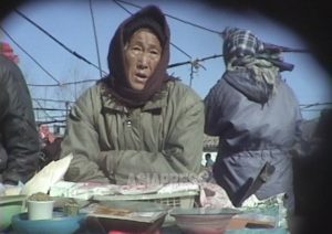 ＜北朝鮮＞写真で見る「苦難の行軍」(2)　女性たちが路地裏で働いて社会を変えた ～20年前の大飢饉を振り返る(4枚)