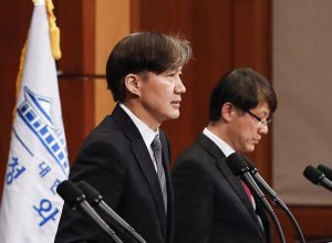 決断迫られる文大統領 最側近のチョ・グク法相候補者の疑惑で世論急悪化 今週が山場か