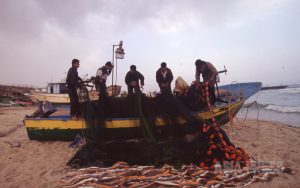 <パレスチナ>ガザ写真報告(2)危険な漁 イスラエル警備艇から毎日のように攻撃 写真4枚(古居みずえ)