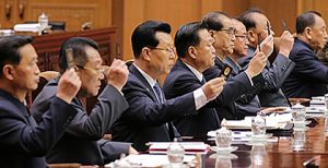 北朝鮮大丈夫か 約700人参加の最高人民会議にマスク姿なし 「コロナ感染ゼロ」を誇示? 「3密」心配な場面も(写真4枚)