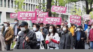 <大阪市廃止>市民700人が御堂筋で反対パレード 12日に住民投票告示