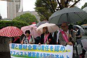 建設アスベスト 国・企業の解決遅延「本当に理不尽」と遺族 「夫は意識を失ってもドライバーを回して働いていた」