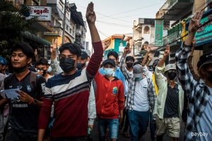 <ミャンマー>デモ参加者が掲げる「抵抗の指サイン」の意味は(写真5枚)赤津陽治