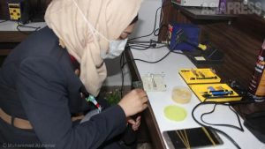 <シリア>「思い出消さぬ」すべて女性のスマホ修理店 戦火の人々にとってのスマホの意味(写真11枚)