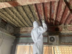 東京・巣鴨でアスベスト大量飛散!? 「きれいに終わった」と施工業者主張 意外な場所に“違法”の証拠