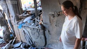 <ウクライナ現地>吹き飛んだ壁 響く悲鳴 アパートにロシア軍ミサイル(写真10枚)