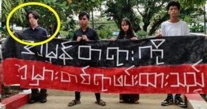 <ミャンマー>久保田さん拘束事件の真相(2) 軍政のヤラセ撮影だったデモ参加写真 「横断幕持てと言われた」 当局がネットに流布