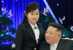 金正恩氏の娘「ジュエ」の登場の狙いは何か? 金一族支配の永続野望を可視化