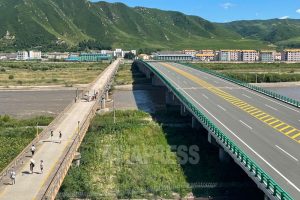 <北朝鮮写真報告>朝中国境を行く(1) 8月の豆満江中流・図們は静かだった
