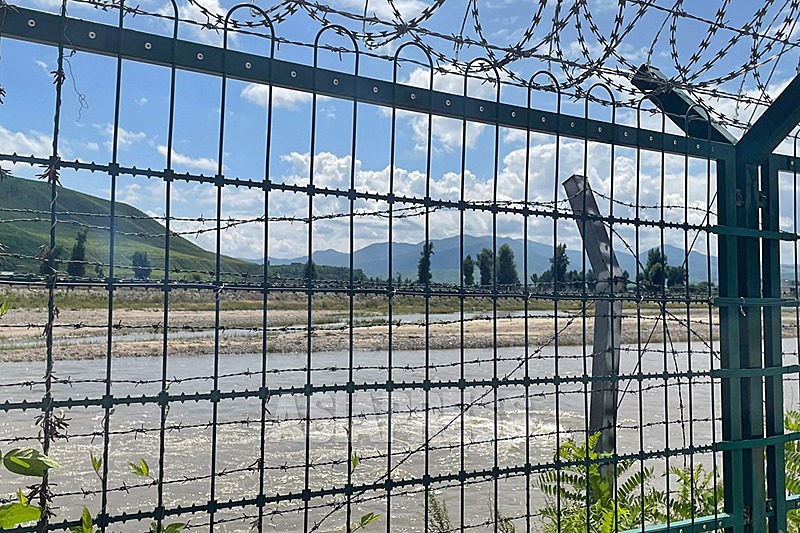 北朝鮮写真報告＞朝中国境を行く（2）鉄条網で覆われた豆満江・会寧―三
