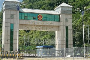 ＜北朝鮮写真報告＞朝中国境を行く（3）車両も人影も見えぬ会寧―三合連絡橋