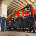 ＜ウクライナ＞ミサイル攻撃の現場で住民救出に出動する消防隊員たち（ザポリージャ） 写真11枚