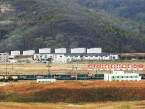 <北朝鮮写真速報>朝ロ国境にロシア車両多数 正体不明の積み荷も(写真6枚)