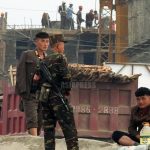 ＜超望遠レンズ撮影＞北朝鮮の水害復旧現場は今（1）命綱もなく高所で働く人々、男も女も大量動員（写真7枚）