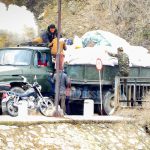 ＜北朝鮮超望遠レンズ撮影＞謎の軍需産業都市・満浦（2）辺境で生きる庶民の暮らし　牛車で収穫、リヤカーの上でゴロンと寝る子どもたち（写真10枚）