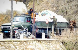 <北朝鮮超望遠レンズ撮影>謎の軍需産業都市・満浦(2)辺境で生きる庶民の暮らし 牛車で収穫、リヤカーの上でゴロンと寝る子どもたち(写真10枚)