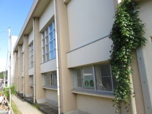 小学校体育館でアスベスト飛散の行橋市、説明会の要望無視して除去工事強行 準備作業で法違反の指摘も