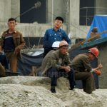 ＜超望遠レンズ撮影＞北朝鮮の水害復旧現場は今（2）見ているだけで心配…目立つ疲れた姿、高層階でノーヘル作業の若い女性も（写真8枚）