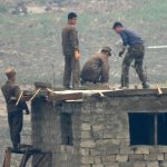 ＜超望遠レンズ撮影＞北朝鮮の水害復旧現場は今（3） 土砂降りのなのに…黙々と作業する若い兵士、「決死貫徹」のスローガンに追い立てられるよう（写真10枚）