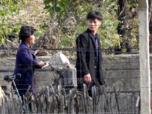 <北朝鮮超望遠レンズ撮影>謎の軍需産業都市・満浦(1) 接近困難な辺境で見えたものは…白煙吐き出す木炭車に固く閉ざされた通商口、軍の検問も(写真9枚)