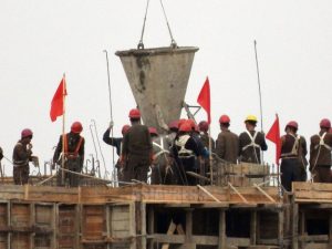 <北朝鮮>危険すぎる「速度戦」アパート工事を分析(1)「水準は日本の90年前。耐久性は10~15年か」と専門家 高層なのに資材の圧倒的不足、動力源はゼロ…
