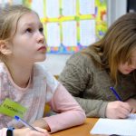 ＜ウクライナ＞ハルキウ地下鉄駅構内の学校で「ミサイルから子ども守り、授業を」（写真16枚＋地図）