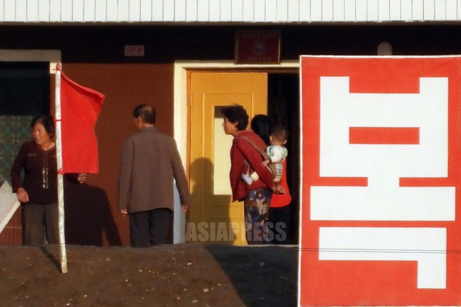 <北朝鮮超望遠撮影>大洪水から1年、現地の今の姿は?(2)夜は明かりが煌々と ベランダにトウモロコシや洗濯物…見える生活の息づかい(写真9枚)