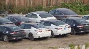 <北朝鮮写真報告>制裁違反の自動車を大量密輸か トヨタなど高級車、トラックが国境沿いにずらり100数十台   中国当局が黙認?