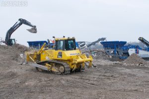 ＜ウクライナ＞日本の支援の現場2・ミサイルが破壊の建物瓦礫、再生建材に（写真21枚）