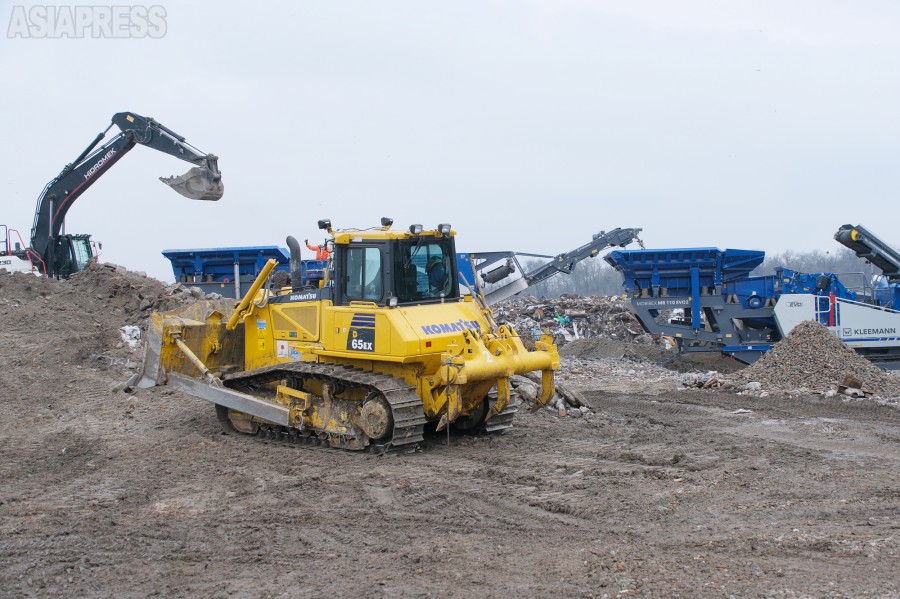 ＜ウクライナ＞日本の支援の現場2・ミサイルが破壊の建物瓦礫、再生建材に（写真21枚）