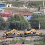 ＜北朝鮮内部＞中国との大規模車両密輸、その構造と目的を探る(2) 写真分析　駐車場難で学校敷地まで埋め尽くした密輸車両