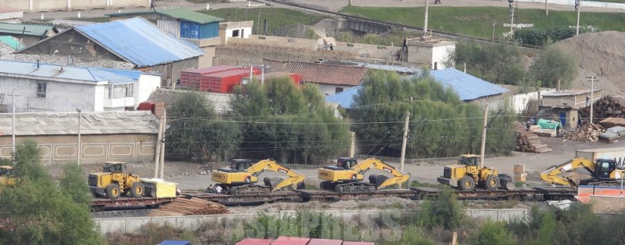 <北朝鮮内部>中国との大規模車両密輸、その構造と目的を探る(2) 写真分析 駐車場難で学校敷地まで埋め尽くした密輸車両