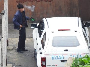 ＜北朝鮮内部＞中国との大規模車両密輸、その構造と目的を探る(6) ツバ吐き小便かけ傷つける「車テロ」が横行　格差に反発　車両密輸過剰で販売不振も（写真4枚）