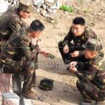 ＜北朝鮮超望遠撮影＞兵士の体格良くなり軍服もパリッ　なせ？　「中国から見える場所には壮健な兵士を配置、軍服も別途支給している」　住民には粗末な姿見せぬよう当局が指示　恵山（写真 7枚）