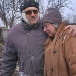 ＜ウクライナ東部＞ミサイルが庭先に炸裂「なぜ人間はこんなものを」明日を信じ生きる夫婦（写真11枚）