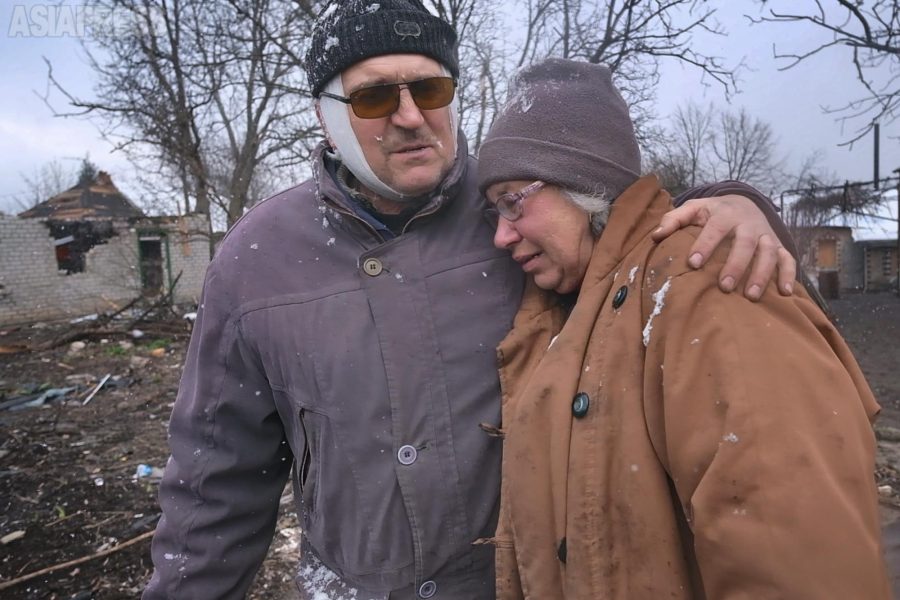 ＜ウクライナ東部＞ミサイルが庭先に炸裂「なぜ人間はこんなものを」明日を信じ生きる夫婦（写真11枚）