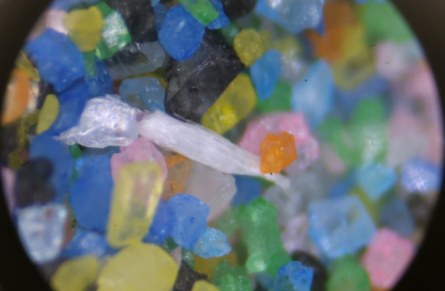 カラーサンドなど子ども向け「遊び砂」のアスベスト、事業者検査でも次々検出　「基準内なら問題ない」は本当か？　実際には基準超の製品も