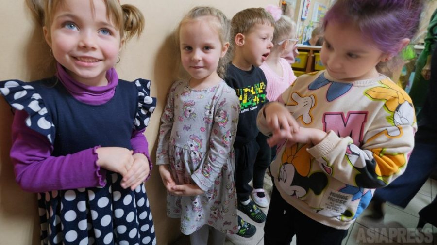 ＜ウクライナ東部・クラマトルスク＞「子どもに学びの場を」 地下シェルターの学童園 （写真20枚）