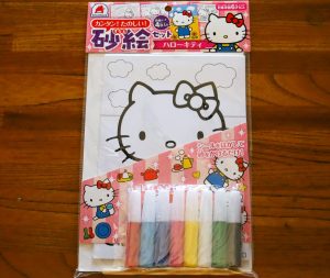 事業者「安全」宣言のハローキティ「砂絵セット」からアスベスト検出 使用・販売停止と自主回収を