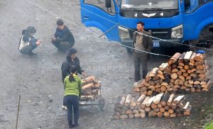 ＜北朝鮮内部＞暖房用の薪が高騰し住民悲鳴　入山規制強化で焚き木の確保が困難に…役人は没収木材を売って金儲け